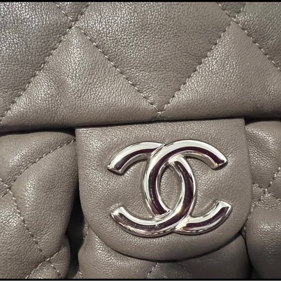 CHANEL shoulder crossbody calfskin leather bag in Gray silver color . - Picture 9 of 9